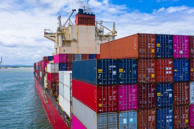 Lee más sobre el artículo MAERSK ESSEN, THE YEARS BEGINS LOSING 750 CONTAINERS ON A MARITIME TRAGEDY.